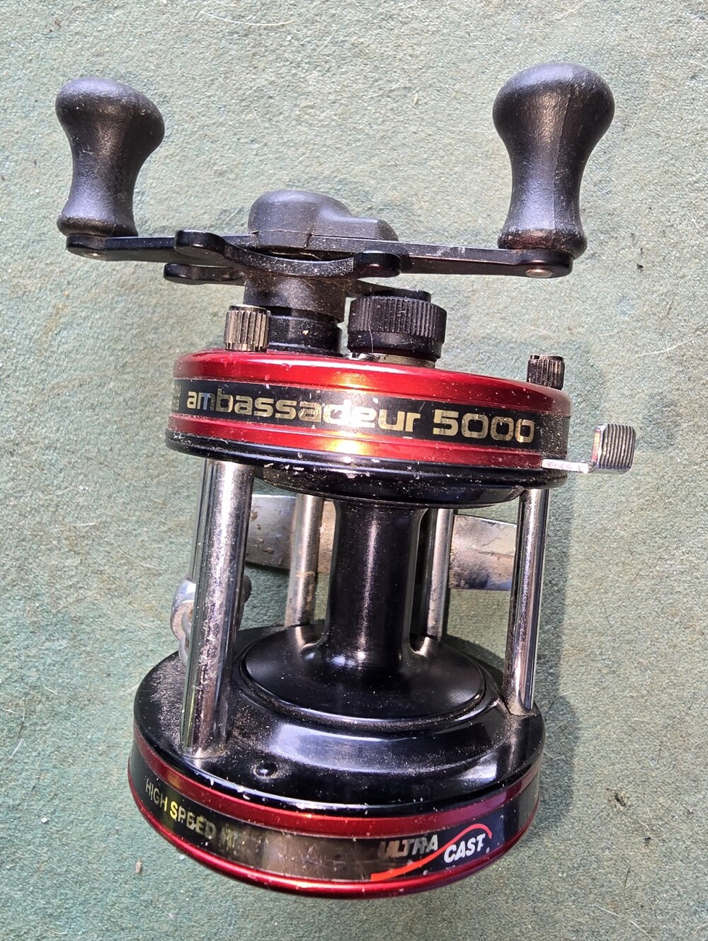 Abu Garcia Ambassadeur 5000C Classic Baitcasting Reel - Red/Black - Picture 6 of 10